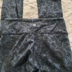 Lululemon Navy Damask Print Cropped leggings